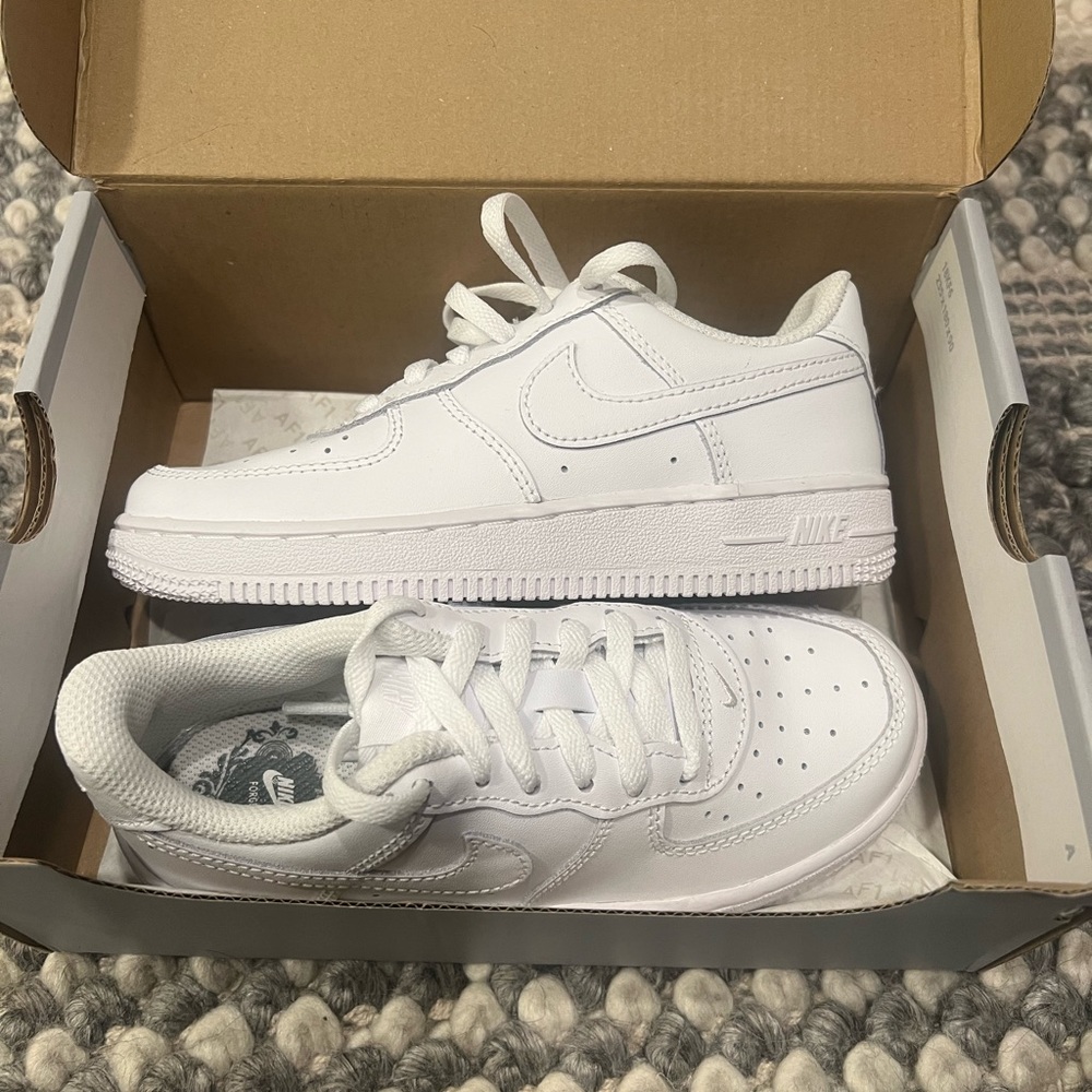 Nike Force- white-  NEW- kids size 12.5